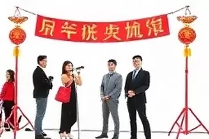 《公众信任度调查报告》封面：成沓的问卷与摊开的统计图表