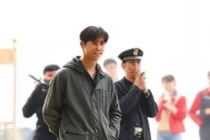 《企业伦理培训落地率》封面：培训教室后排的空座位与签到表