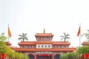 《深夜配送站的排班表》封面：夜间配送站闪烁的接单屏幕与排班白板